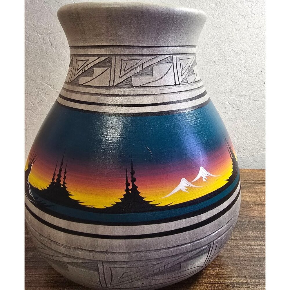 Dineh Navajo Native American Etched Ceramic Vase 9.5x8" Sunset Mountains Signed - Picture 5 of 15